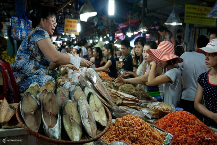 10 things to do in Cat Ba island central market